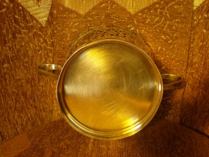 Красивая конфетница.