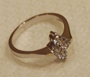 Кольцо  "Девичий крест" с 4-мя бр по 0,2 С = 0,8 C, Au 3,1 г