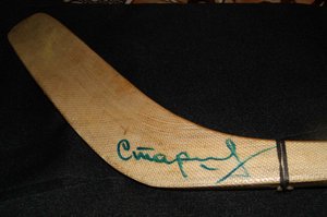 Клюшка с автографами  сборной СССР 1972 года.