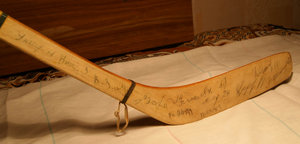 Клюшка с автографами  сборной СССР 1972 года.