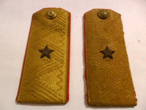 2 генеральских погона времён войны.11 витков ленты в гербе.