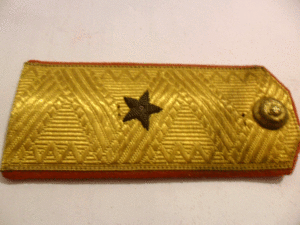 2 генеральских погона времён войны.11 витков ленты в гербе.