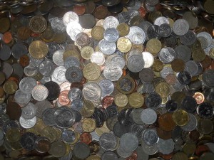 80 кг монет мира.