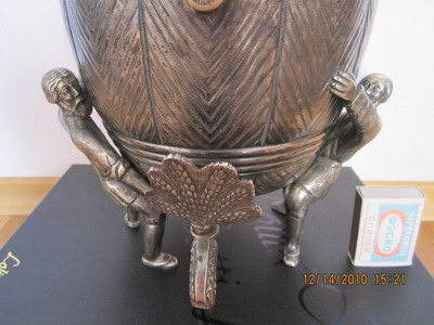 Боченок в серебре красивый