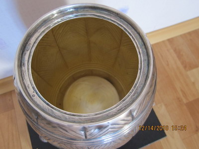 Боченок в серебре красивый