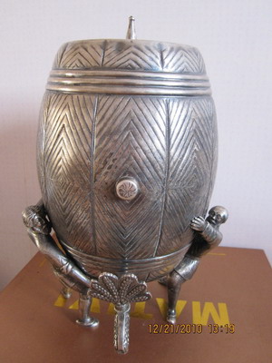 Боченок в серебре красивый