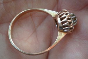 Кольцо с брюликами...(женское)