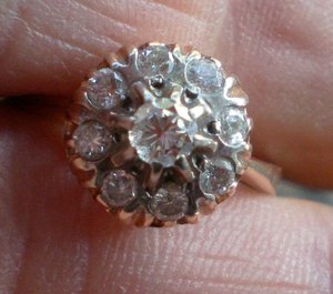 Кольцо с брюликами...(женское)