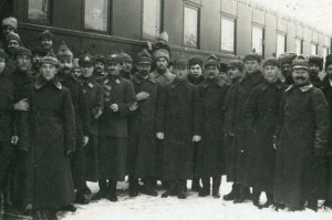 ИНТЕРЕСНОЕ ФОТО:ГРУППА СОТРУДНИКОВ ПОЕЗДА Л.Д.ТРОЦКОГО.