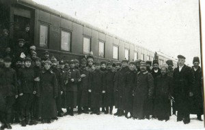 ИНТЕРЕСНОЕ ФОТО:ГРУППА СОТРУДНИКОВ ПОЕЗДА Л.Д.ТРОЦКОГО.