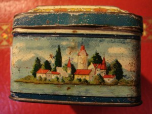 Старая жестяная коробочка