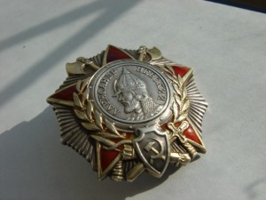 Невский. С пробивкой. Целый. Позолота. Эмаль целая.