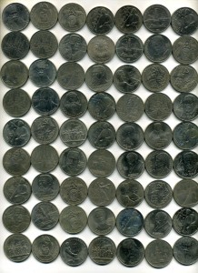 Большая кучка юбилейных рублей