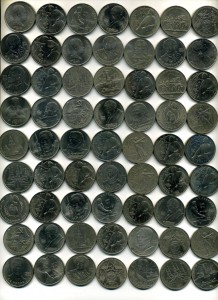 Большая кучка юбилейных рублей