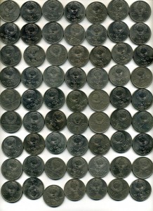 Большая кучка юбилейных рублей