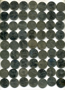 Большая кучка юбилейных рублей