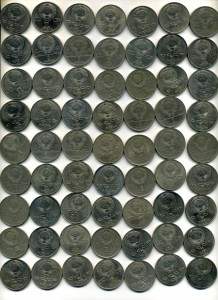 Большая кучка юбилейных рублей