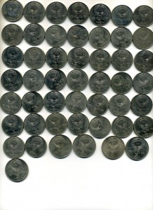 Большая кучка юбилейных рублей