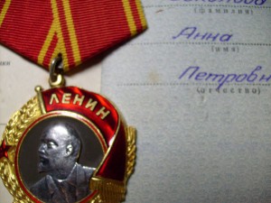 Дедушка на девушку.