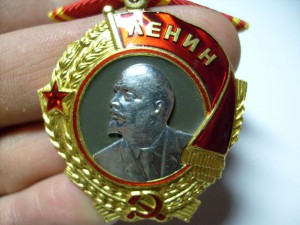 Дедушка на девушку.