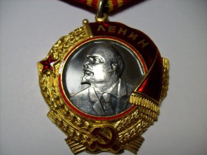 Дедушка на девушку.