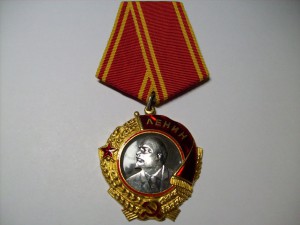 Дедушка на девушку.