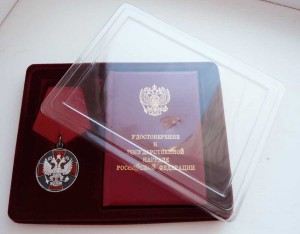 Флаги с посольской машины