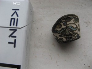 Часть рукоятки от кинжала или ножа, остатки эмалей.