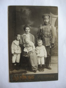 Офицер с наградами и семьёй