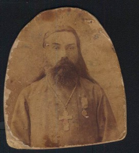 Фото священника с медалью