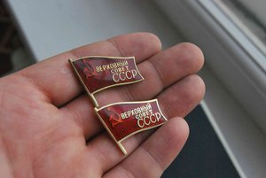 два знака депутата ВС СССР, винт и заколка