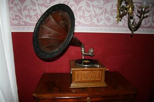 Антикварный граммофон с трубой эпохи Модерн. Австрия, 1900-е