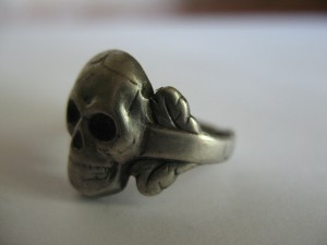 Кольцо с черепом и дубовыми листьями.Серебро.800.Оригинал.