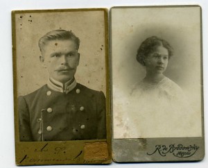 Визит-фото моряка и филармонистки.