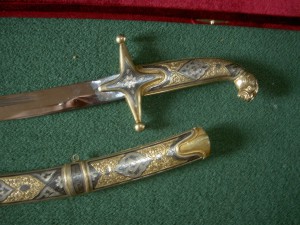Сувенирная серебряная шашка на эмалях.КРАСОТИЩА!ДЁШЕВО!