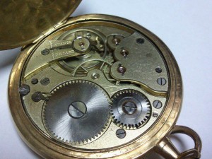 Золотые часы  MOVADO surete