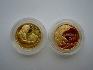 ДВЕ ЗОЛОТЫЕ 5-ДОЛЛАРОВЫЕ МОНЕТЫ США В КАПСУЛАХ.