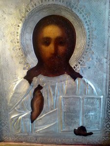 Икона Господь Вседержитель в серебрянном окладе в киоте.
