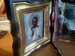 Икона Господь Вседержитель в серебрянном окладе в киоте.