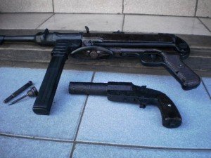 Maschinenpistole - MP 40 и ракетница.