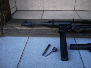 Maschinenpistole - MP 40 и ракетница.