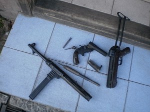 Maschinenpistole - MP 40 и ракетница.