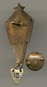 Спортсмен-парашютист №1924. С утратами эмали.