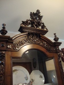 Старинный шкаф