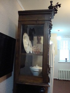 Старинный шкаф