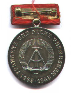 ГДР - медаль  Борцу с фашизмом  1933-45 (1958 г.)