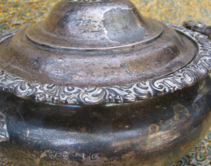 Большая серебряная сахарница.