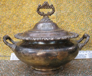 Большая серебряная сахарница.