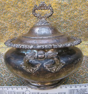 Большая серебряная сахарница.