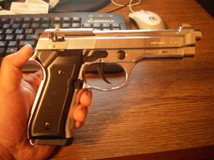 пистолет с кобурой нужен?
